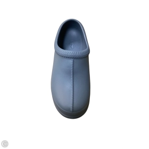 Boots Designer By Ugg In Grey, Size: 9