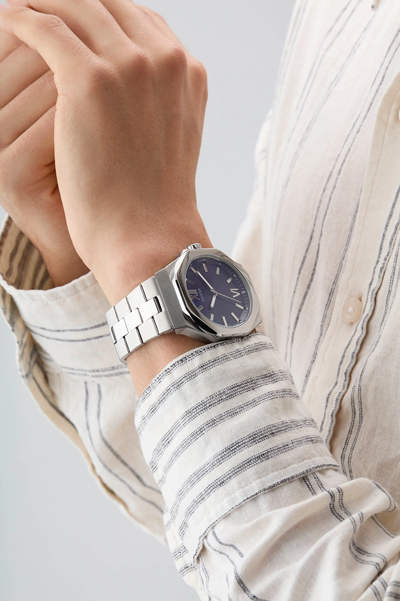 GUESS Mens Silver Tone Analog Watch